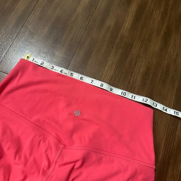 Lululemon Align High-Rise Crop 23"
Lip Gloss
W6BGLS
Double lined
Size 10 - Picture 4 of 8